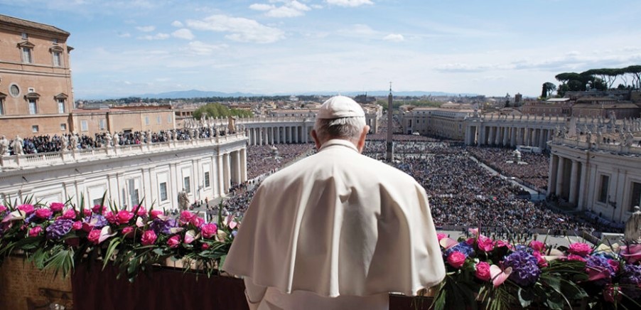 Đức giáo hoàng Phanxicô đọc Sứ điệp Phục sinh và ban phép lành Urbi et orbi từ ban công chính quảng trường Thánh Phêrô tại Vatican ngày 17. 4. 2022.