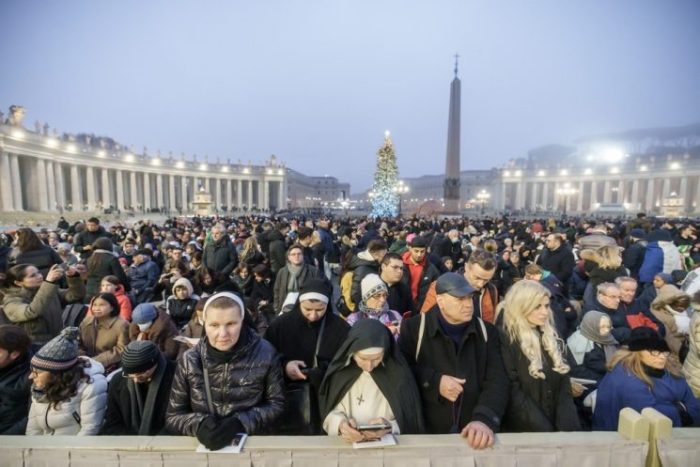 Từ sáng tinh mơ ngày thứ năm 5 tháng 1, giáo dân đã chờ để dự tang lễ cố giáo hoàng danh dự Bênêđictô XVI tại Quảng trường Thánh Phêrô.