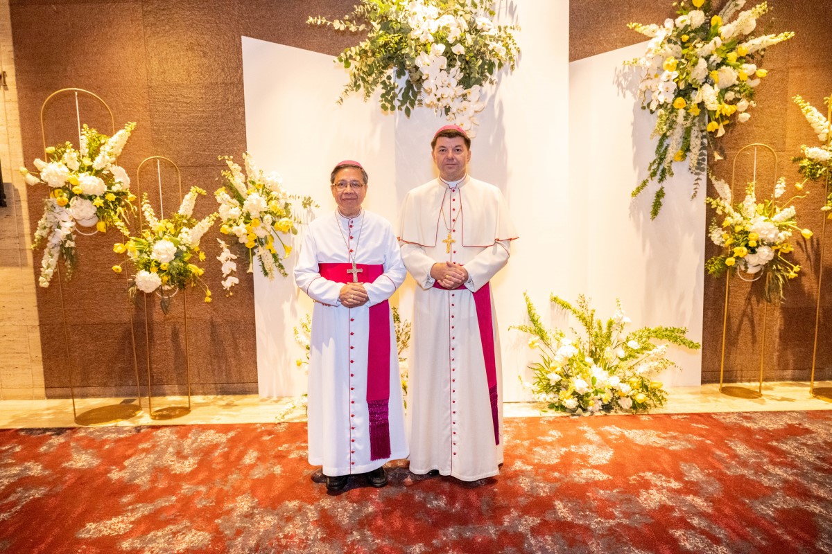 Đức cha Giuse Đỗ Mạnh Hùng và Đức Tổng Giám mục Marek Zalewski