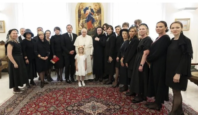 Đức Phanxicô gặp phu nhân các đại sứ Ukraine tại Nhà Thánh Marta. Ngài tuyên bố: “Chiến tranh luôn là một thất bại”