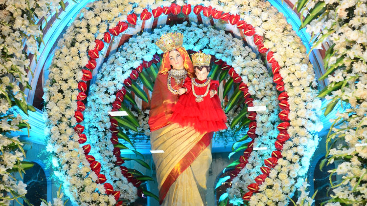 Tượng Đức Mẹ ở đền thờ Đức Maria ở Shivaji Nagar trong tuần cửu nhật