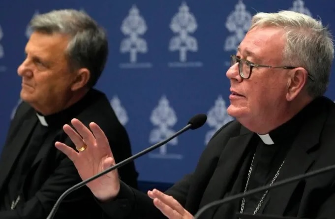 Hồng y Jean-Claude Hollerich, phải, phát biểu trong buổi trình bày về các hướng dẫn mới cho Thượng hội đồng giám mục tại Vatican, ngày 20 tháng 6 năm 2023. Hồng y Mario Grech bên trái.(Ảnh AP/Domenico Stinellis)