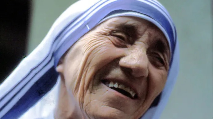 Mẹ Têrêxa Calcutta được phong thánh 19 năm sau khi qua đời