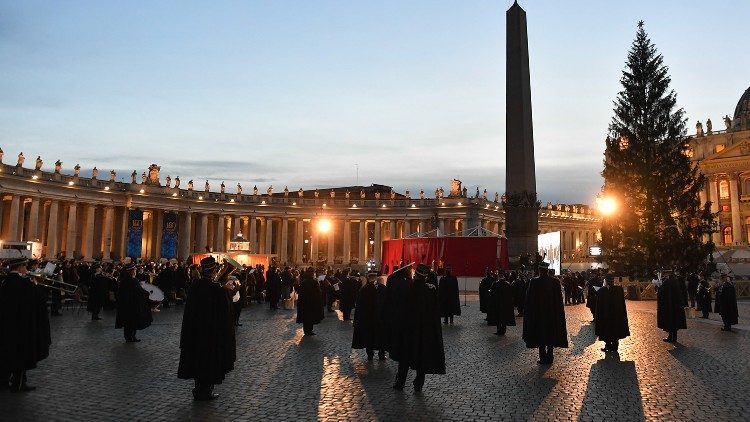 Nghi thức thắp sáng cây thông và khánh thành hang đá Giáng sinh tại quảng trường Thánh Phêrô vào Giáng sinh năm 2020  (Vatican Media)