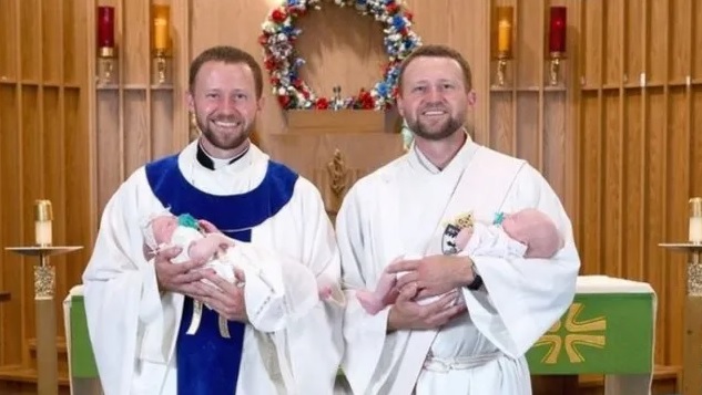 Linh mục Ben Daghir và người em phó tế bồng hai em Andrew và Gianna / @Catholic News Agency | Instagram