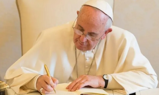 Ngày thứ tư 1 tháng 11, Đức Phanxicô ban hành một tự sắc nhằm sửa đổi các quy chế của Giáo hoàng Học viện Thần học. Andrew Medichini/AP