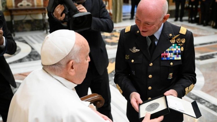 Đức Thánh Cha tiếp phái đoàn không quân Ý dịp kỷ niệm 100 năm thành lập