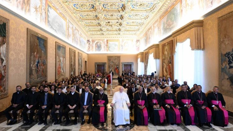 ĐTC Phanxicô gặp các Giám mục và tín hữu của Giáo hội Công giáo nghi lễ Siro-Malaba  (VATICAN MEDIA Divisione Foto)