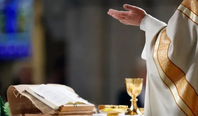 Vì sao số lượng linh mục chịu chức ở Pháp tăng đột biến?