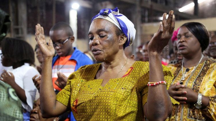 Tín hữu Công giáo CHDC Congo trong một Thánh lễ