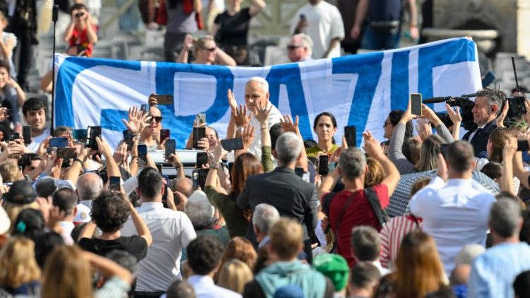 ĐTC Lêô XIV gặp gỡ các nhà giáo tham dự Ngày Năm Thánh Giới Giáo dục