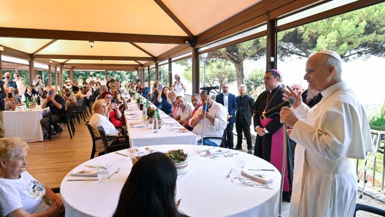 Đức Thánh Cha Lêô XIV dùng bữa trưa với người nghèo (17/08/2025)