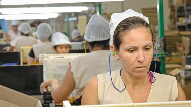 Các công nhân làm việc tại nhà máy ở Havana, Cuba