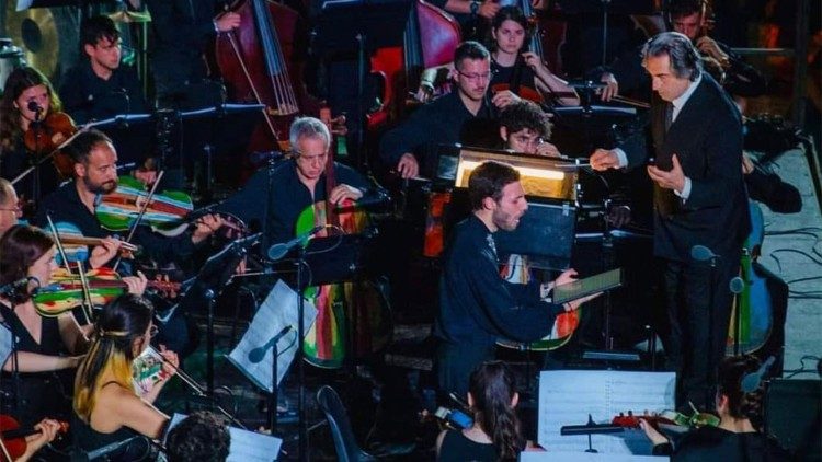 Nhạc trưởng Riccardo Muti chỉ huy dàn hợp xướng Quartetto del Mare, ngày 30.09.2024.