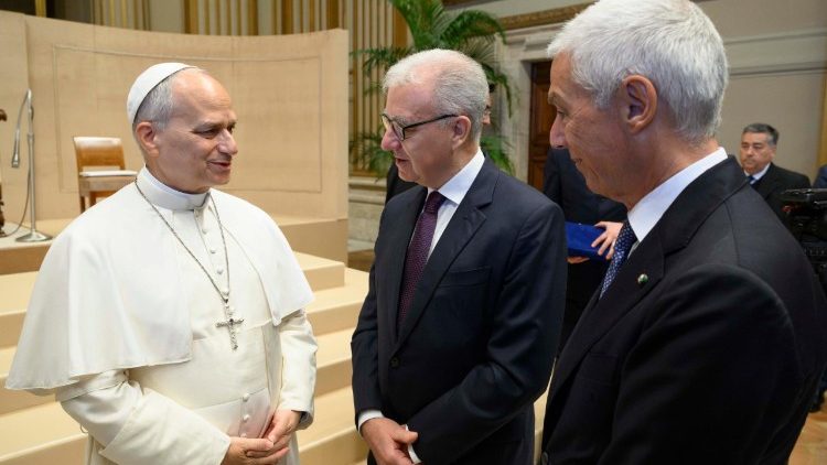 Đức Thánh Cha Lêô XIV gặp gỡ thành viên Cơ quan Tình báo Ý tại Vatican, ngày 12.12.2025.