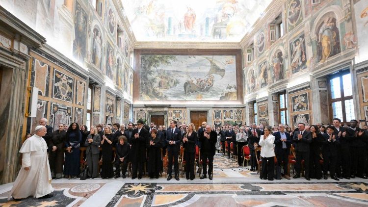 Đức Thánh Cha Lêô XIV gặp gỡ các nghệ sĩ và các nhà tổ chức Hòa nhạc Giáng sinh tại Vatican, ngày 13.12.2025.