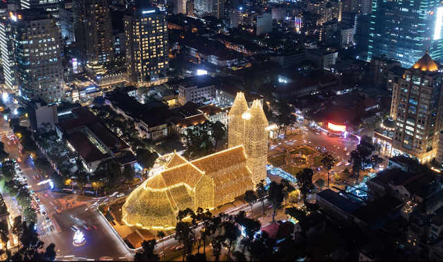 Nhà thờ Đức Bà Tổng Giáo phận Sài Gòn - Địa điểm nổi tiếng trong mùa Giáng Sinh