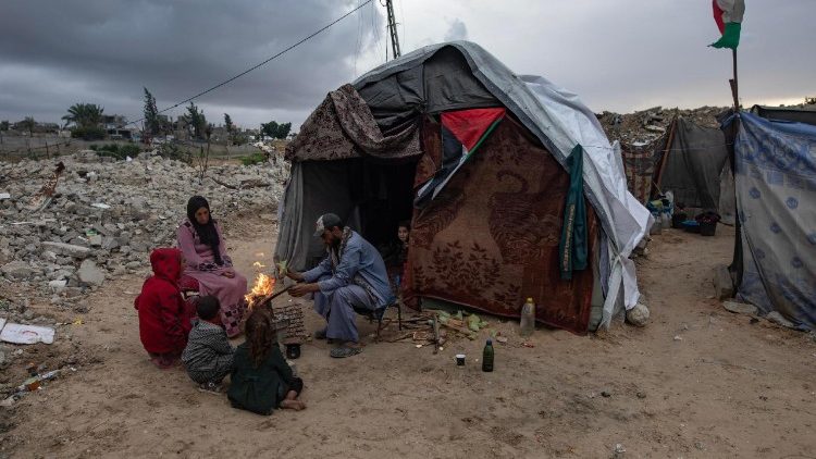 Người dân Palestine thắp lửa sưởi ấm tại dải Gaza, ngày 15.12.2025.