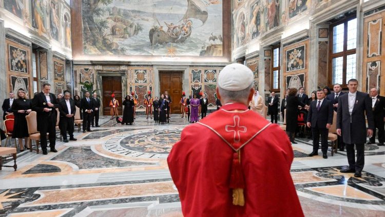 Đức Thánh Cha tiếp tân đại sứ cạnh Tòa Thánh của một số nước