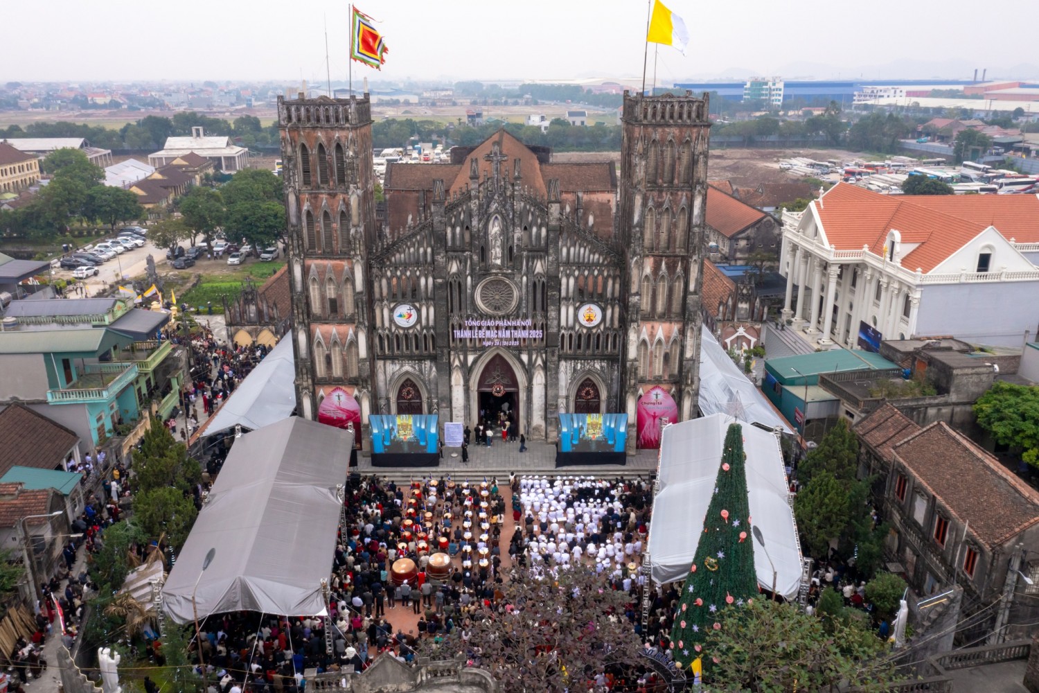 Hơn 1000 cuộc hành hương tại TGP Hà Nội trong Năm Thánh 2025 - trong ảnh là toàn cảnh lễ bế mạc Năm Thánh tại Vương cung Thánh đường Sở Kiện