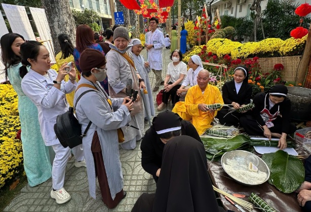 Văn phòng Hội đồng Giám mục Việt Nam chung tay trao quà xuân đến bệnh nhân