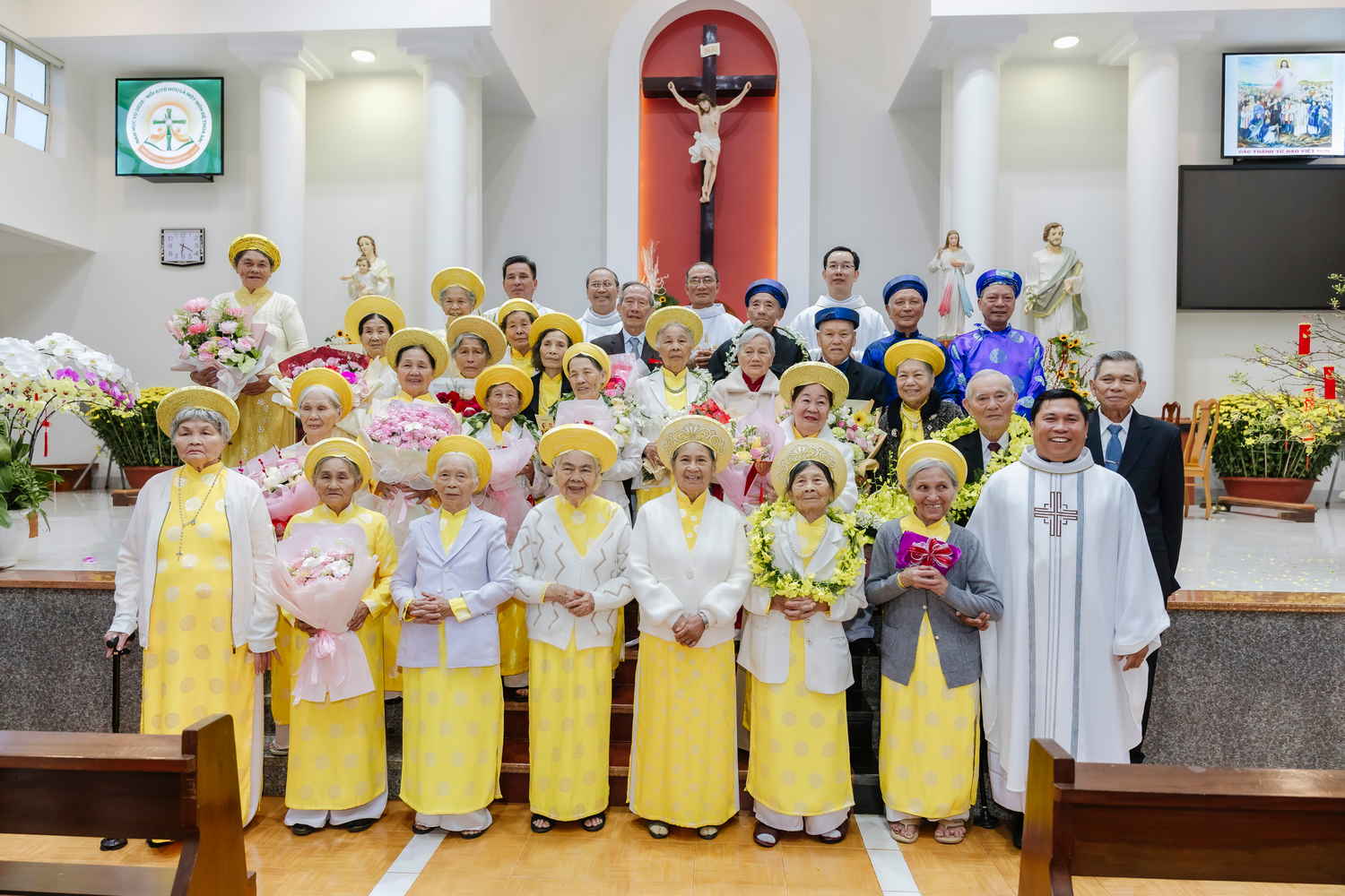 Giáo xứ Vinh Hương: Kính nhớ Tổ tiên và Ông bà Cha mẹ.