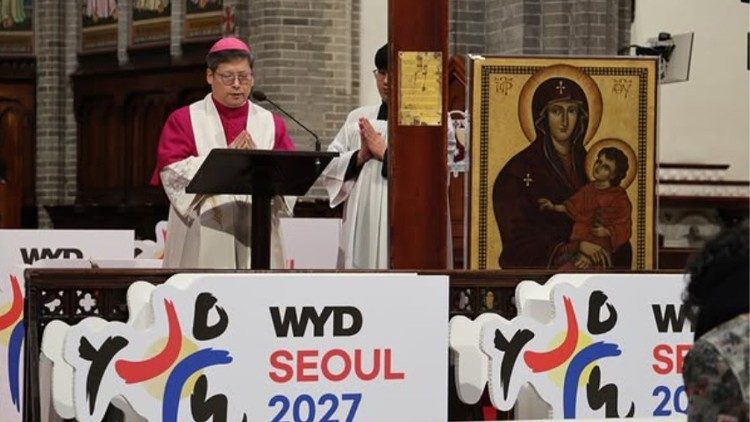 Tổng Giám mục Peter Soon-taick Chung của Seoul và logo Đại hội Giới trẻ Thế giới Seoul 2027