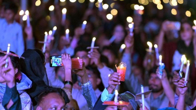 Kitô hữu Pakistan cầu nguyện