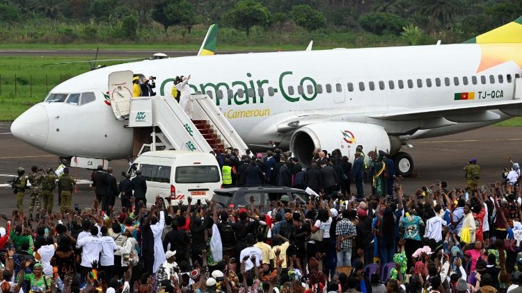 Đức Thánh Cha Lêô XIV tạm biệt Cộng đồng của Bamenda trước khi khởi hành về Yaoundé, Camerun, ngày 16.04.2026.