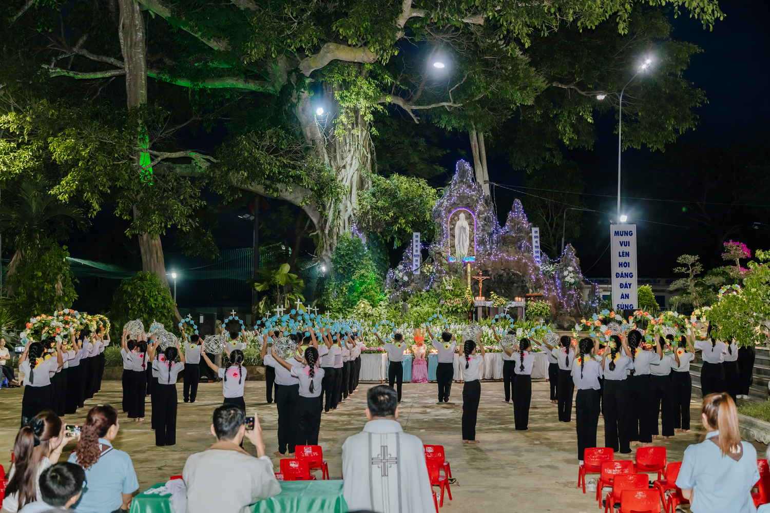 Giáo xứ Vinh Hương: Khai mạc Tháng Hoa