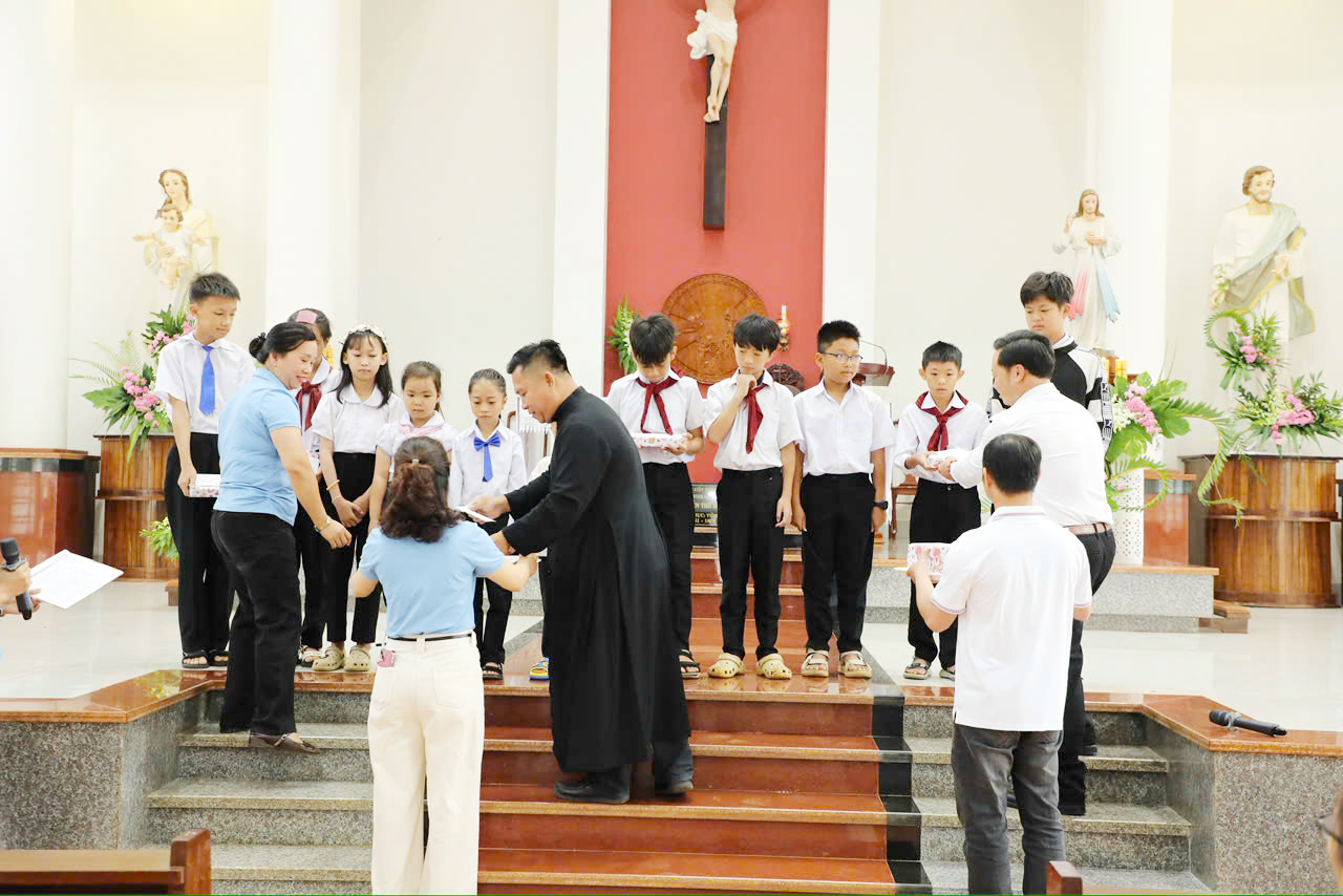 Vinh Hương: Trao quà khuyến học