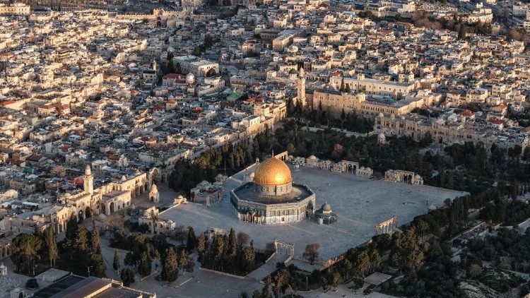 Ảnh chụp từ thiết bị bay không người lái cho thấy Vòm Đá trên khu đền Al-Aqsa tại Giêrusalem.