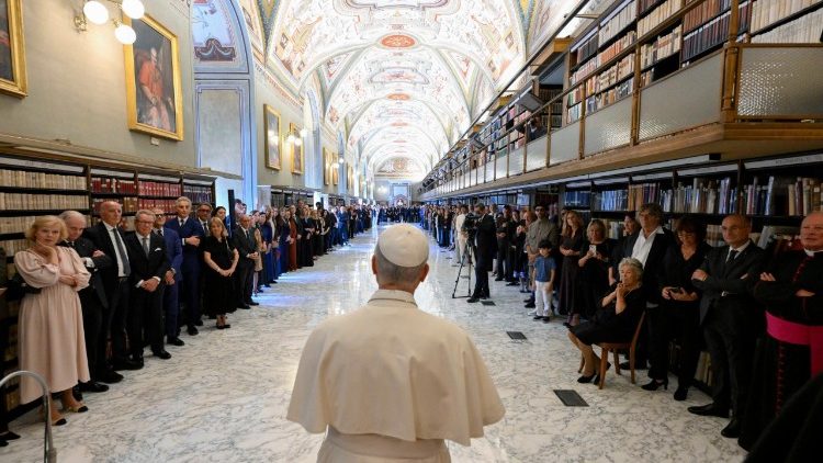 Đức Thánh Cha Lêô XIV thăm Thư viện Tông tòa Vatican