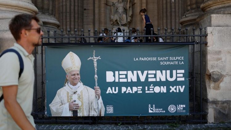 Biểu ngữ về chuyến viếng thăm của Đức Thánh Cha Lêô XIV tại Paris