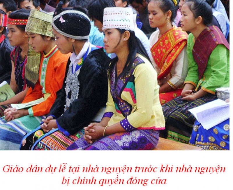 Lào: Giáo dân Lào mừng Phục Sinh trước nhà nguyện bị chính quyền đóng cửa