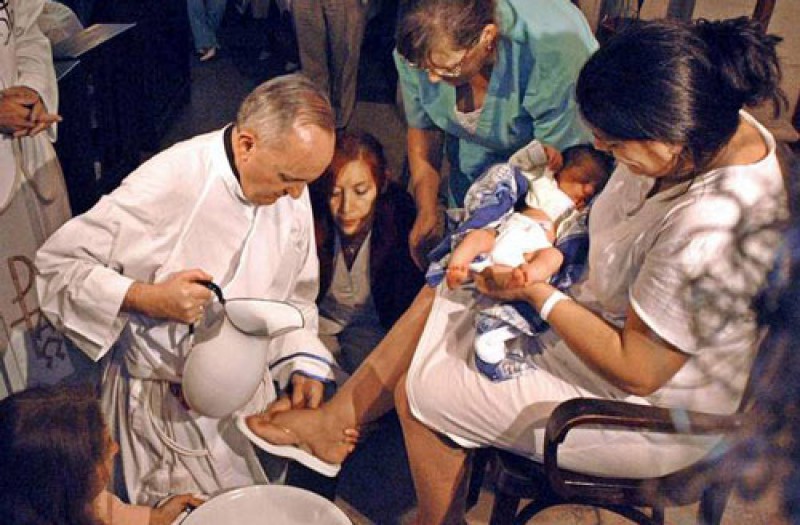 Tổng Giám mục Buenos Aires Jorge Bergoglio rửa chân cho một người phụ nữ không rõ danh tính ở bệnh viện phụ sản Sarda, Buenos Aires hôm 24/3/2005.