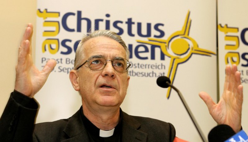 cha Federico Lombardi, SJ, GĐ Phòng Báo chí Toà Thánh