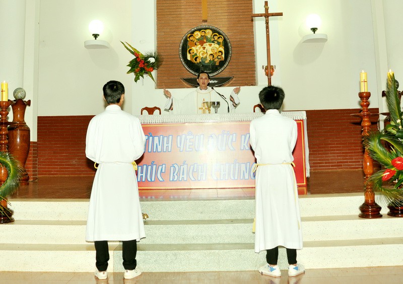 Thánh lễ đặc biệt cầu nguyện cho cha quản xứ Phaolô Nguyễn Công Minh mau bình phục