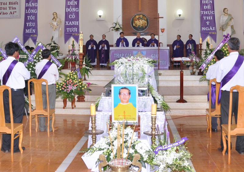 Ngày 1 - Hình ảnh thánh lễ và kính viếng cố linh mục Phaolô Nguyễn Công Minh