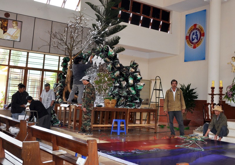 Giáo xứ Vinh Hương chuẩn bị mừng Lễ Giáng Sinh qua hình ảnh