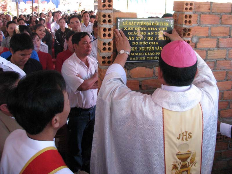 Lễ đặt viên đá xây dựng nhà thờ giáo họ Nam Xuân, giáo xứ Quảng Đà