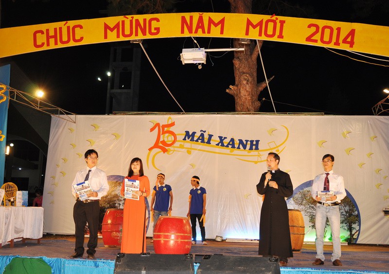 Chùm Ảnh Văn Nghệ Xuân Đêm Mồng Hai Tết