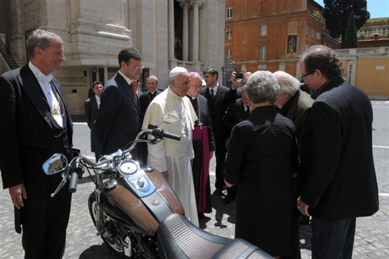 Bán đấu giá xe mô tô của Đức Giáo Hoàng