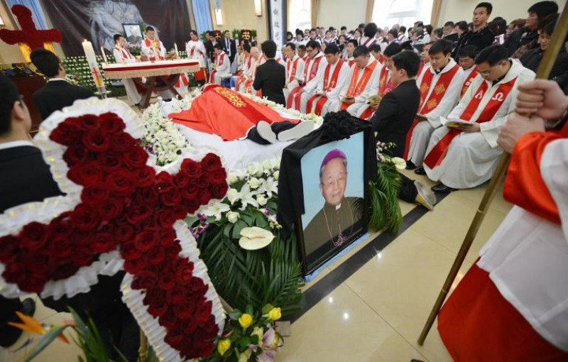 Hàng ngàn tín hữu khóc thương vị giám mục “thầm lặng” của Thượng Hải