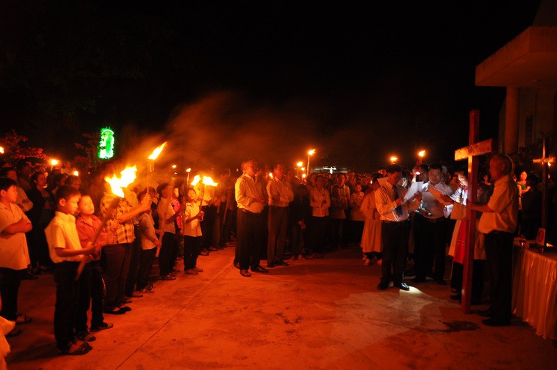 Đàng Thánh Giá Trọng Thể Tại Giáo Xứ Vinh Hương