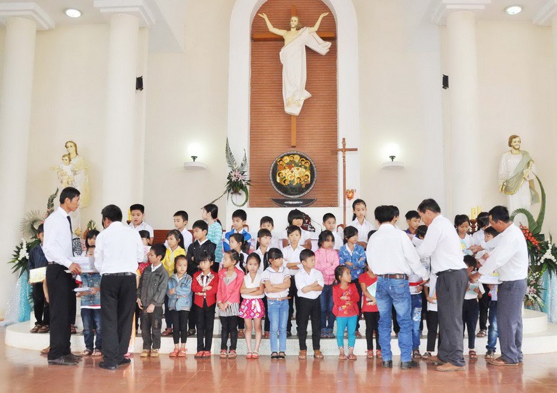 Giáo xứ Vinh Hương - Lễ trao thưởng năm học 2013-2014