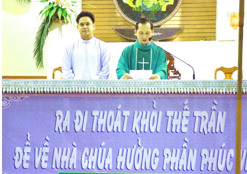 Thầy Phêrô Vương Đình Thắng đến giúp xứ Vinh Hương