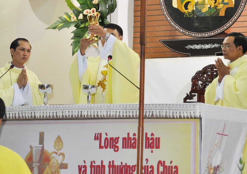 Giáo xứ Vinh Hương - Tân linh mục dâng lễ tạ ơn