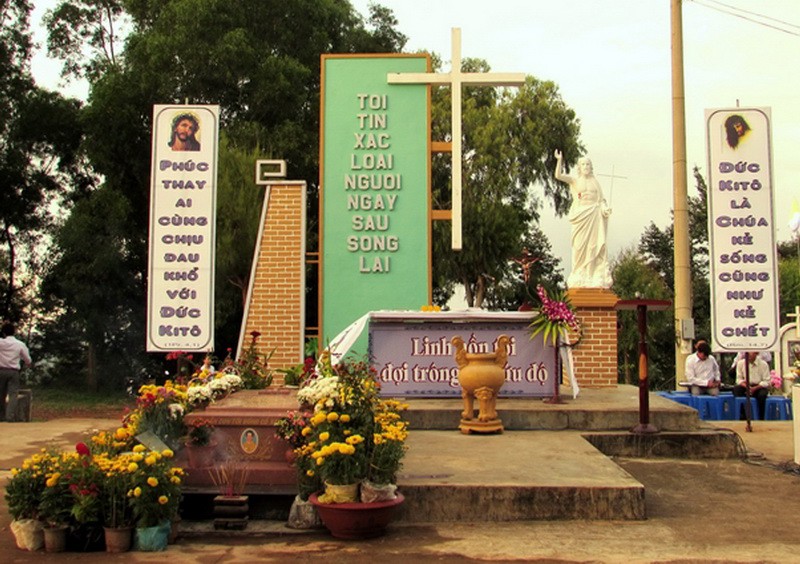 Vinh Hương - Thánh lễ cầu nguyện cho các linh hồn tại nghĩa trang giáo xứ