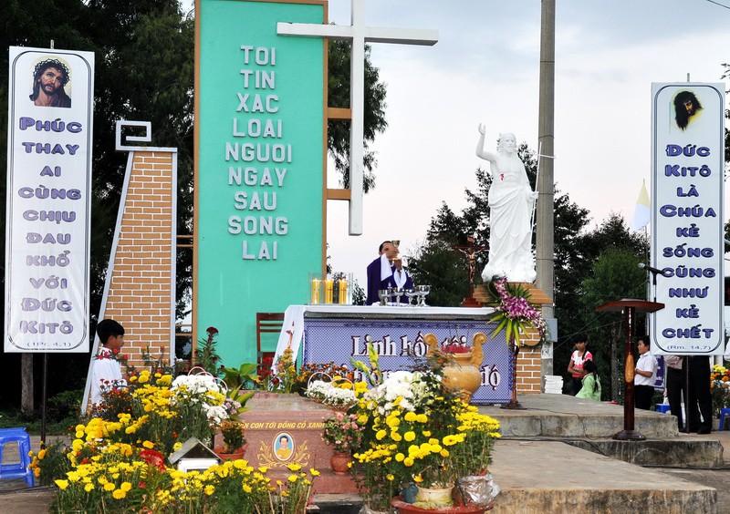 Vinh Hương - Thánh lễ cuối cùng tại nghĩa trang trong tháng các linh hồn